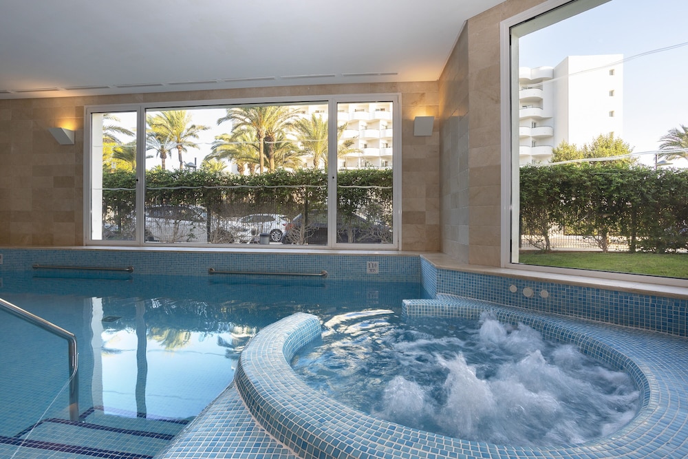 Hipotels Dunas Cala Millor Aparthotel — Swimming pool in Cala Millor, Balearic Islands