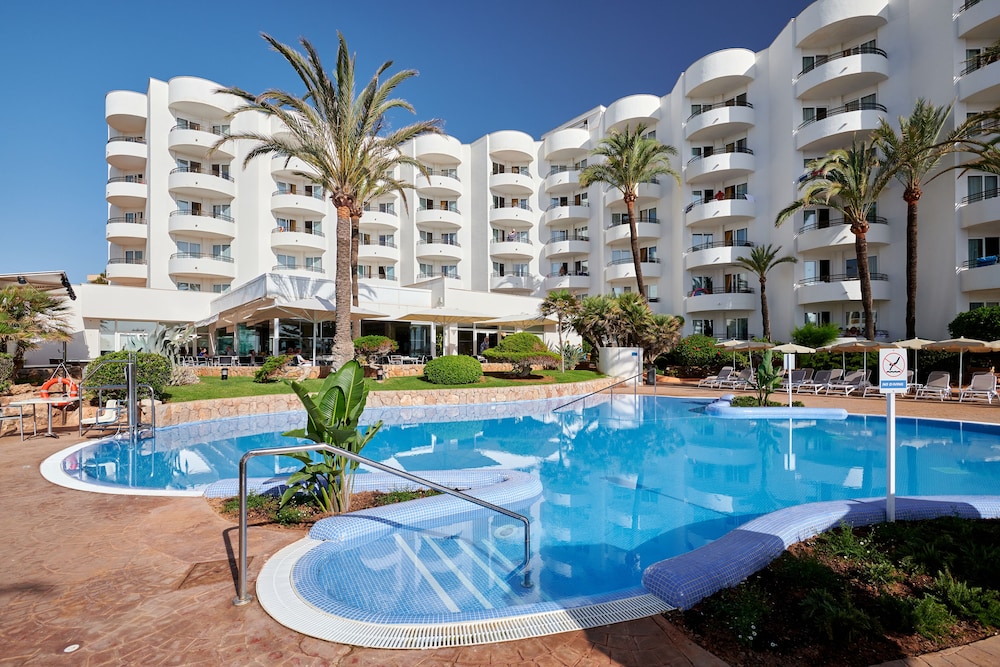 Hipotels Dunas Cala Millor Aparthotel — Hotel building in Cala Millor, Balearic Islands