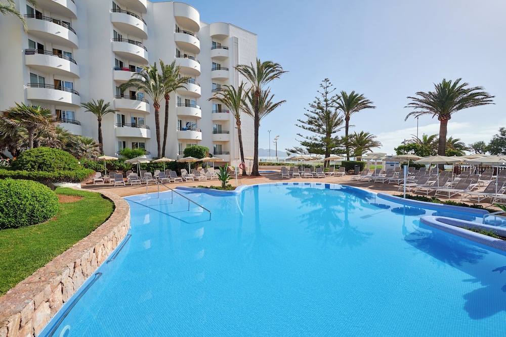 Hipotels Dunas Cala Millor Aparthotel — Swimming pool in Cala Millor, Balearic Islands