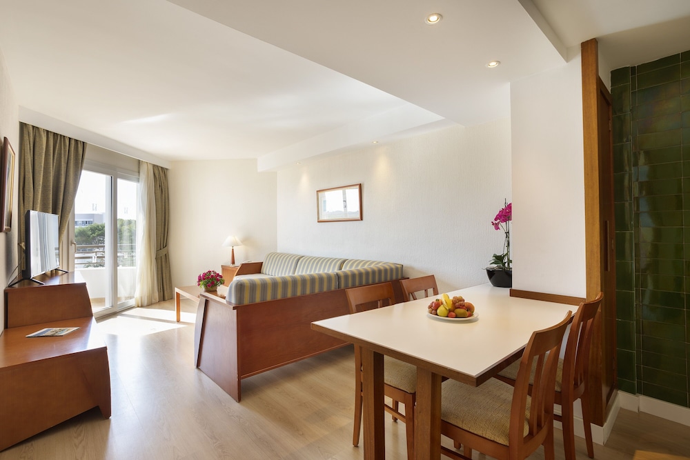 Hipotels Dunas Cala Millor Aparthotel — Hotel rooms in Cala Millor, Balearic Islands