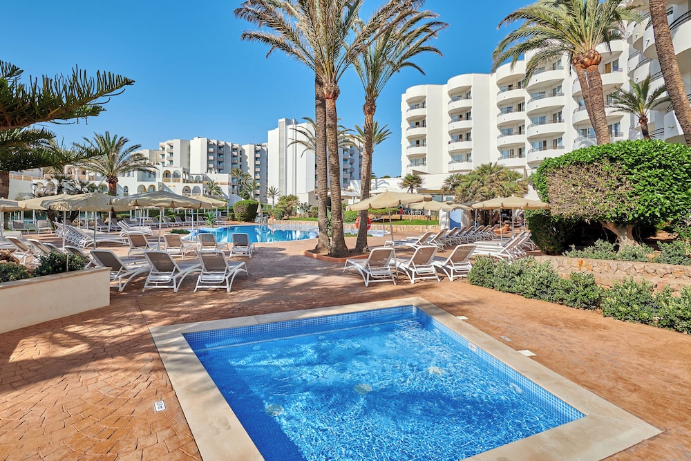 Hipotels Dunas Cala Millor Aparthotel — Swimming pool in Cala Millor, Balearic Islands