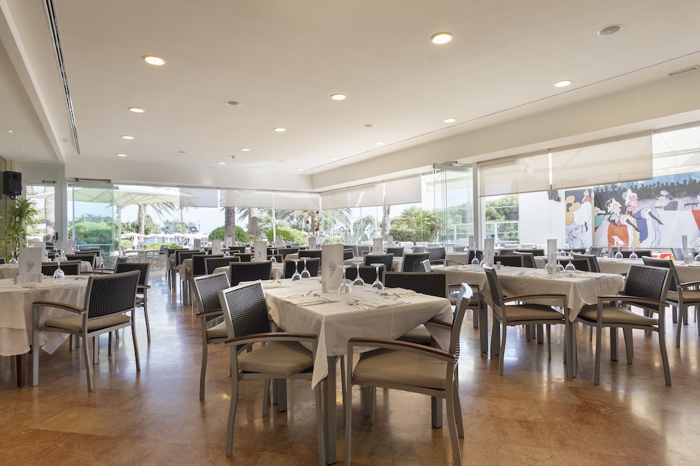Hipotels Dunas Cala Millor Aparthotel — Restaurant & bars in Cala Millor, Balearic Islands