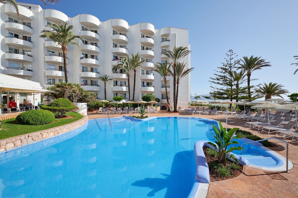 Hipotels Dunas Cala Millor Aparthotel — Beach in Cala Millor, Balearic Islands