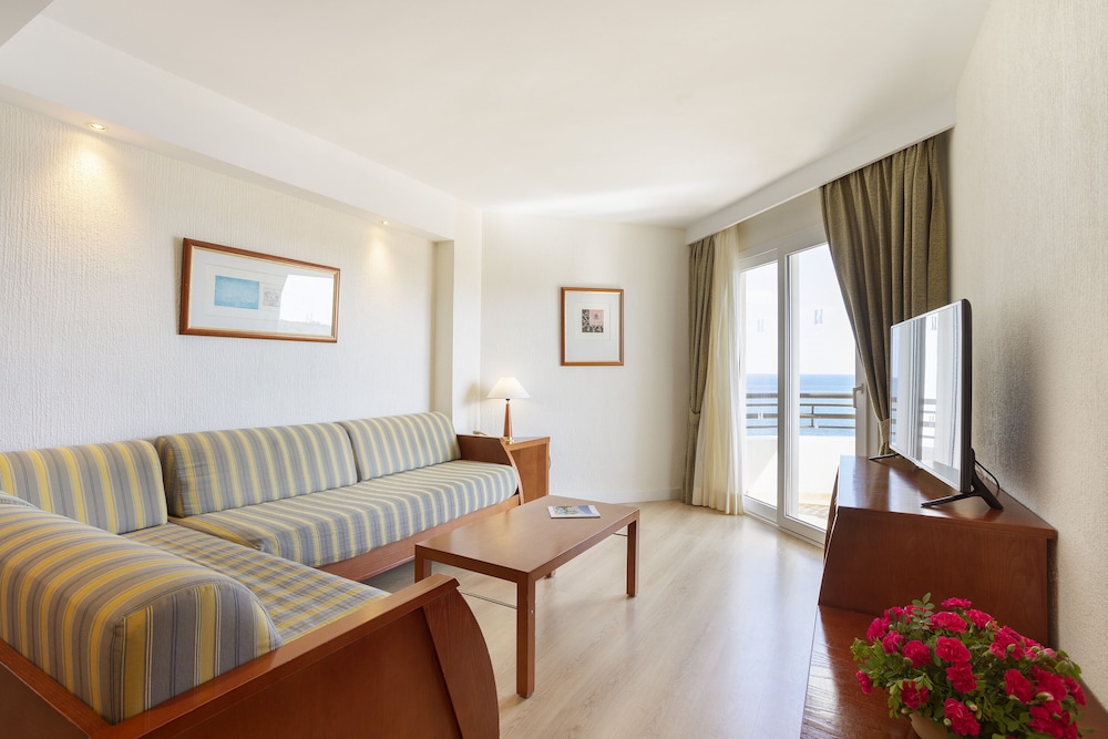 Hipotels Dunas Cala Millor Aparthotel — Hotel rooms in Cala Millor, Balearic Islands