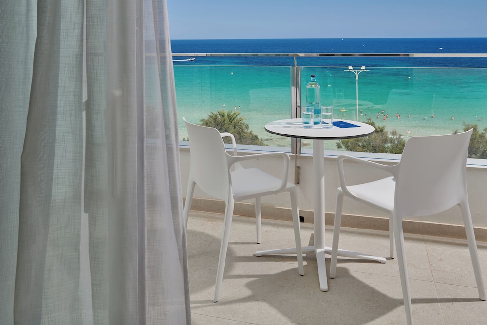 Hipotels Flamenco — Beach in Cala Millor, Balearic Islands