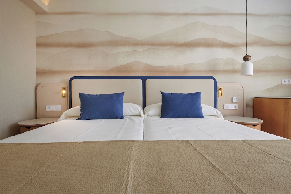 Hipotels Flamenco — Hotel rooms in Cala Millor, Balearic Islands