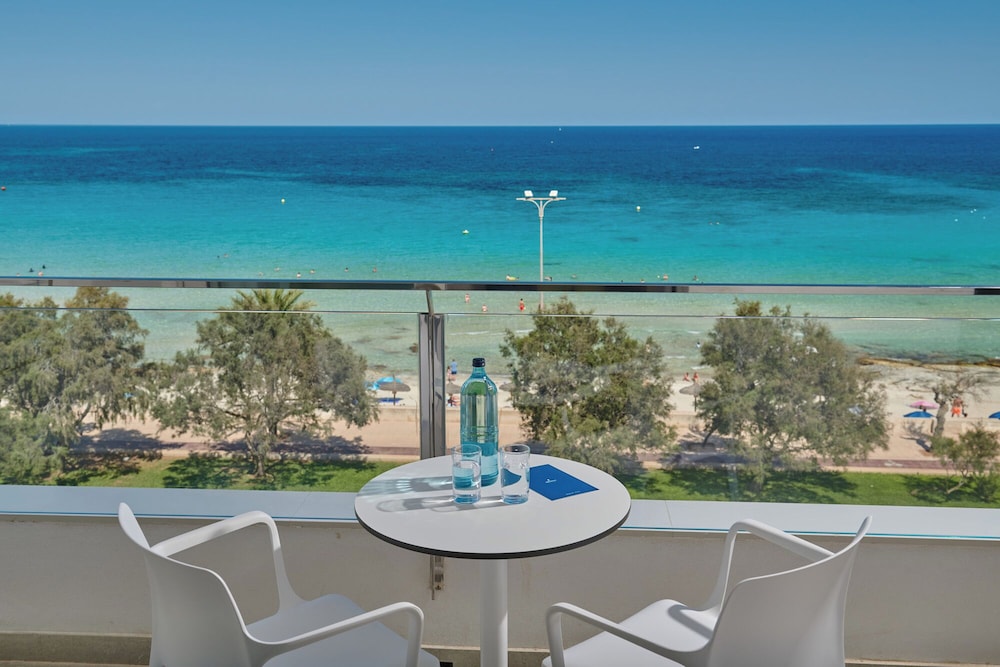 Hipotels Flamenco — Beach in Cala Millor, Balearic Islands