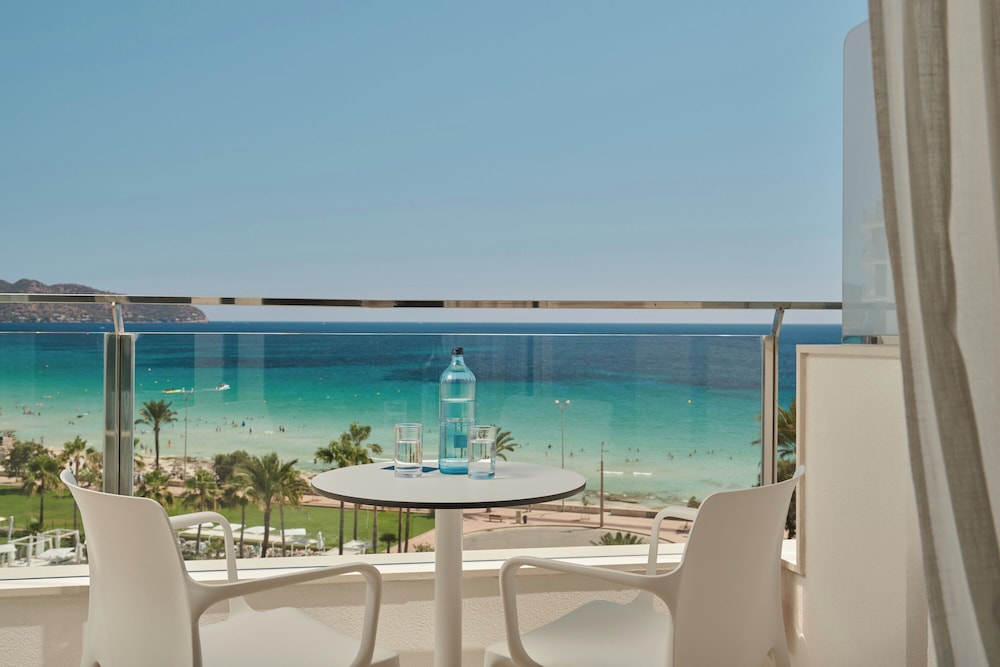 Hipotels Flamenco — Beach in Cala Millor, Balearic Islands