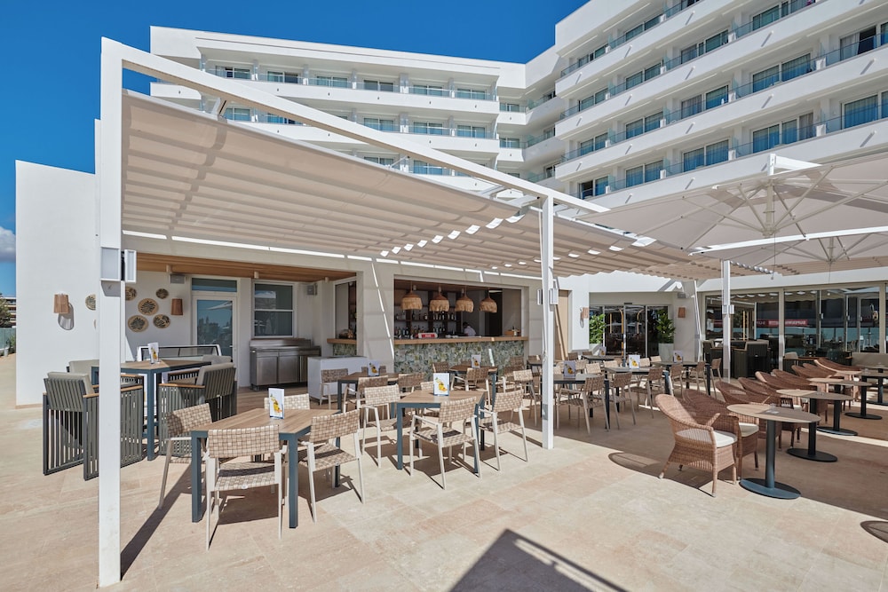 Hipotels Flamenco — Restaurant & bars in Cala Millor, Balearic Islands