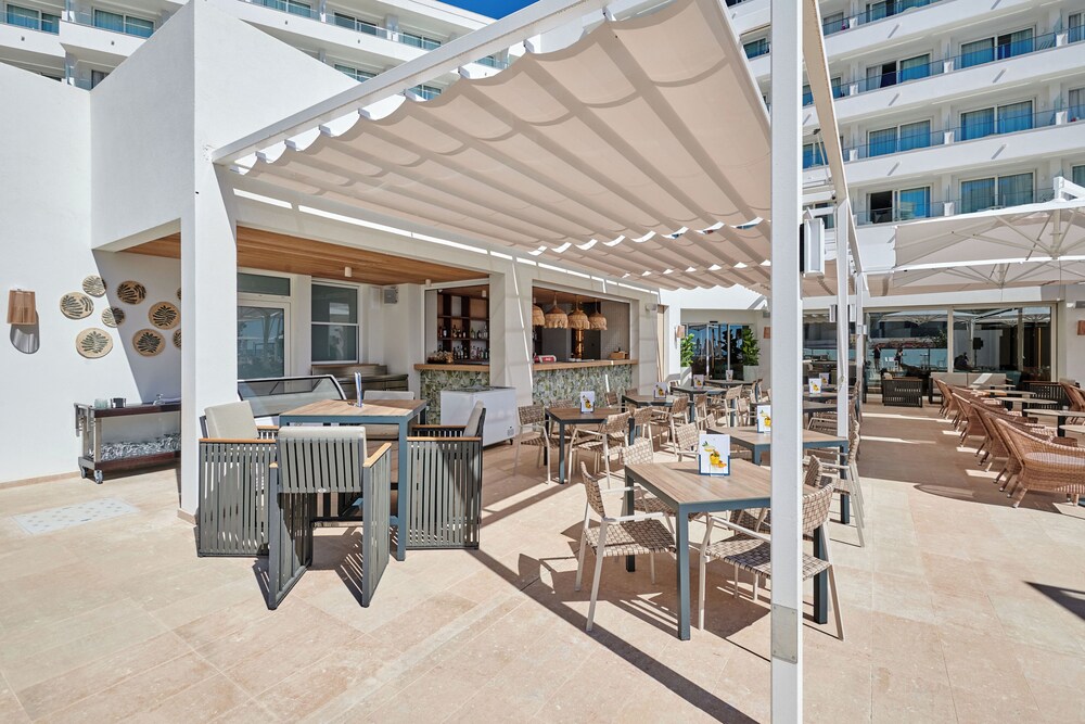 Hipotels Flamenco — Restaurant & bars in Cala Millor, Balearic Islands