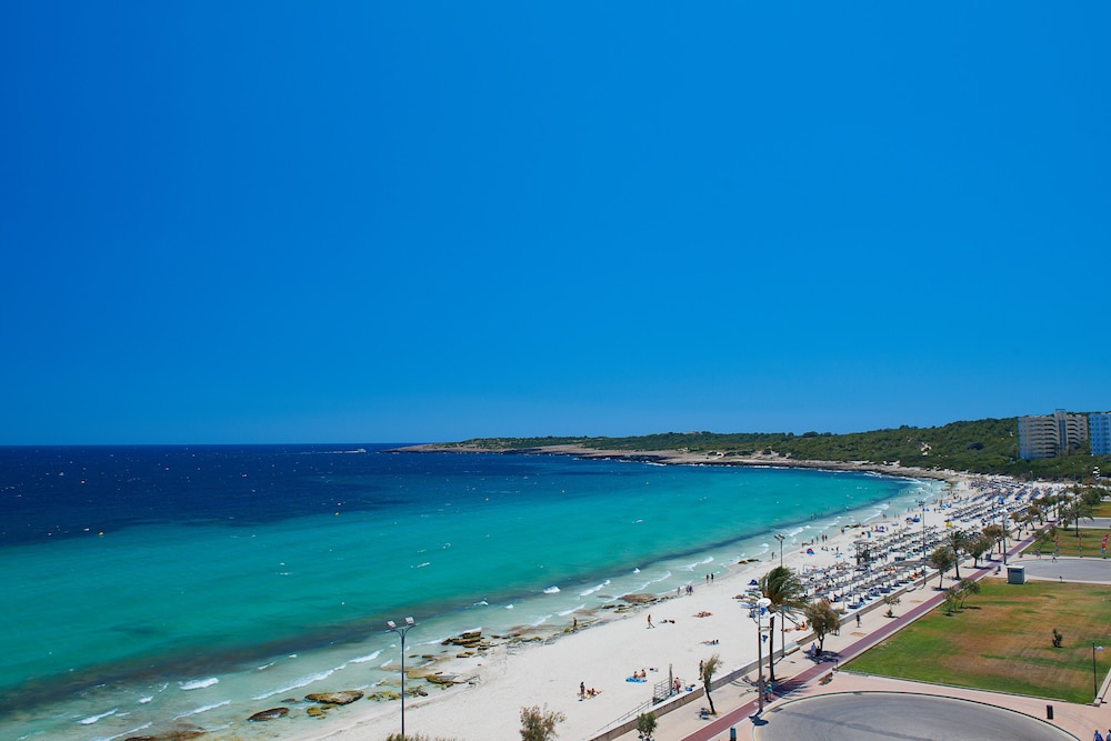 Hipotels Flamenco — Beach in Cala Millor, Balearic Islands