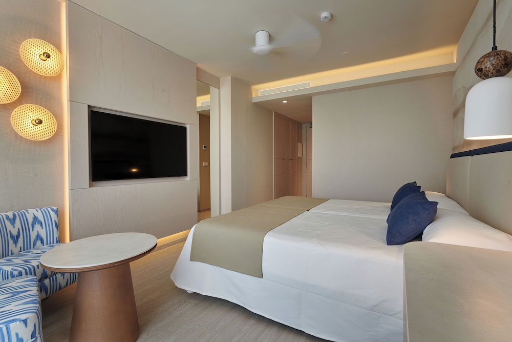 Hipotels Flamenco — Hotel rooms in Cala Millor, Balearic Islands