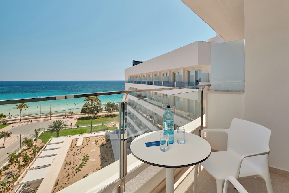 Hipotels Flamenco — Beach in Cala Millor, Balearic Islands
