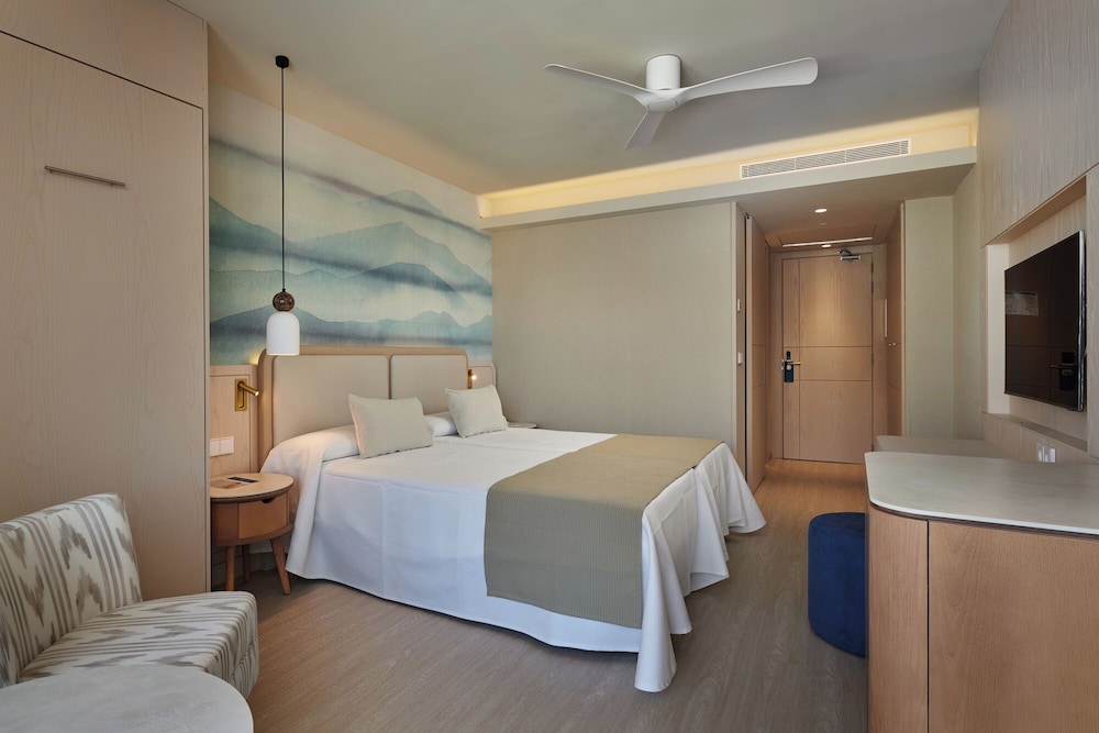 Hipotels Flamenco — Hotel rooms in Cala Millor, Balearic Islands