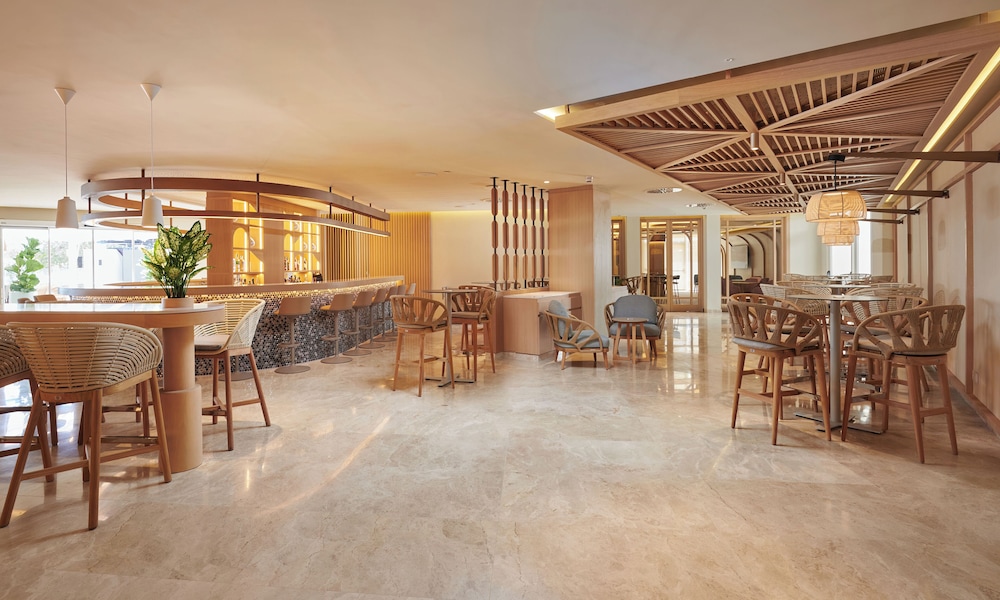 Hipotels Flamenco — Restaurant & bars in Cala Millor, Balearic Islands
