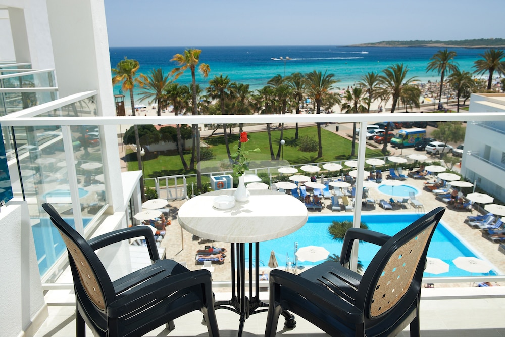 Hipotels Hipocampo - Adults Only — Beach in Cala Millor, Balearic Islands