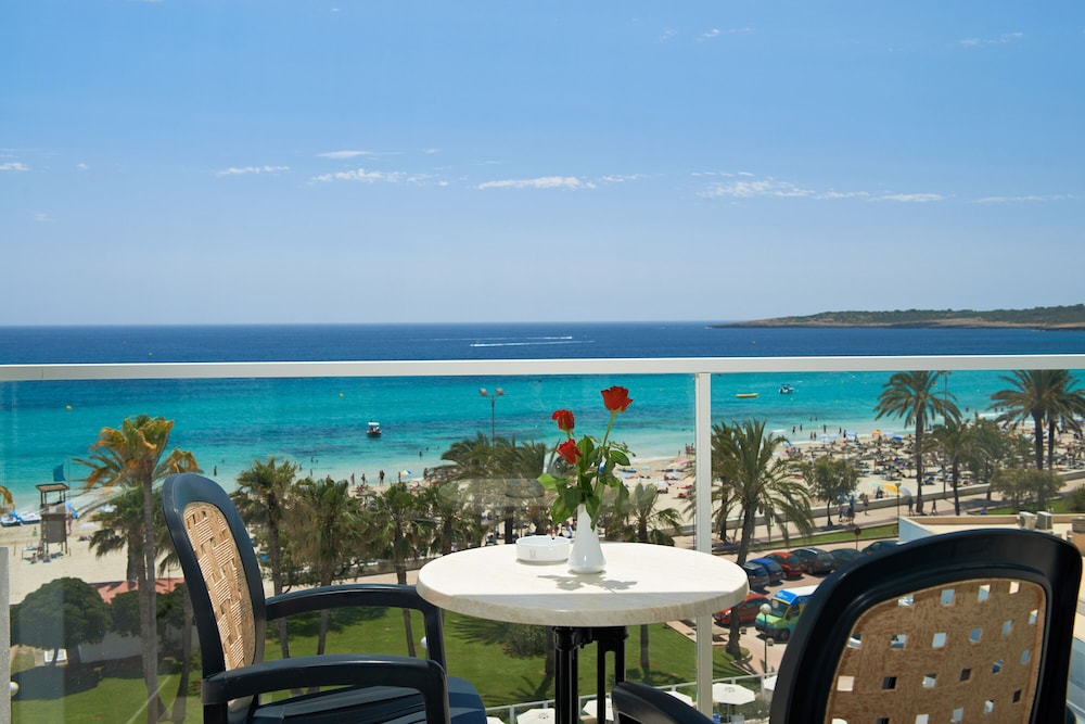 Hipotels Hipocampo - Adults Only — Beach in Cala Millor, Balearic Islands