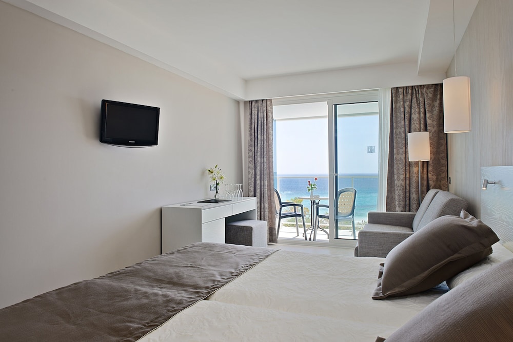 Hipotels Hipocampo - Adults Only — Hotel rooms in Cala Millor, Balearic Islands