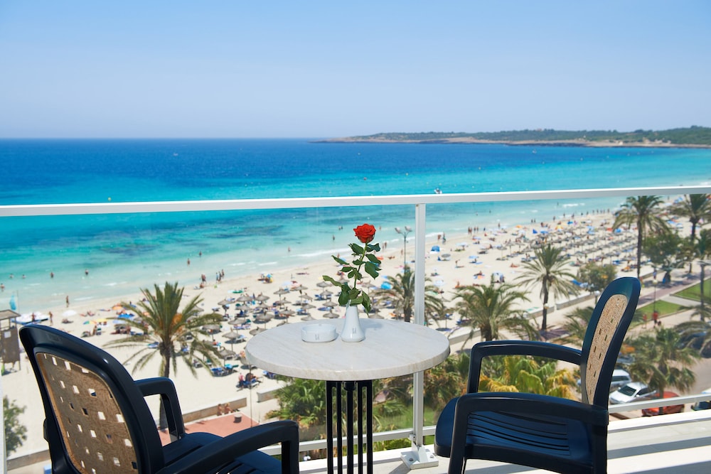 Hipotels Hipocampo - Adults Only — Beach in Cala Millor, Balearic Islands