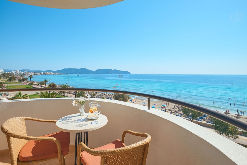 Hipotels Hipocampo Playa — Beach in Cala Millor, Balearic Islands