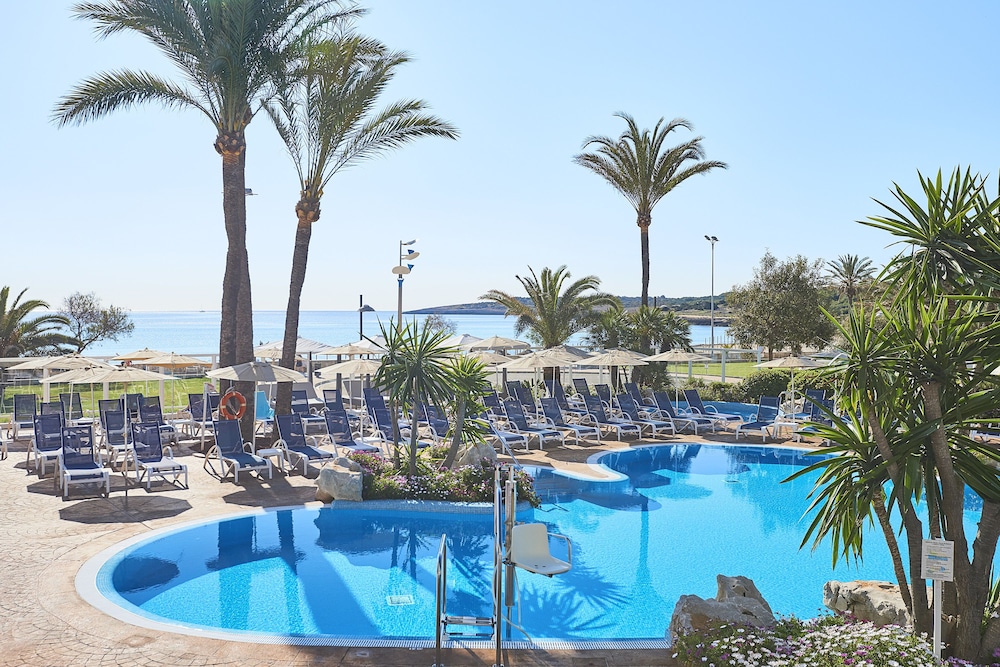 Hipotels Hipocampo Playa — Swimming pool in Cala Millor, Balearic Islands
