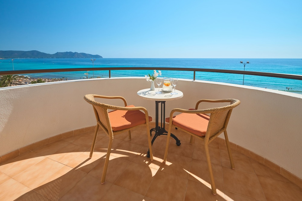 Hipotels Hipocampo Playa — Beach in Cala Millor, Balearic Islands