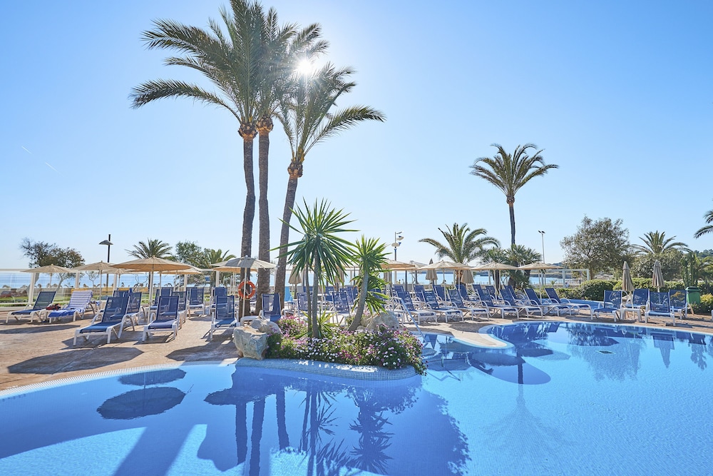 Hipotels Hipocampo Playa — Swimming pool in Cala Millor, Balearic Islands