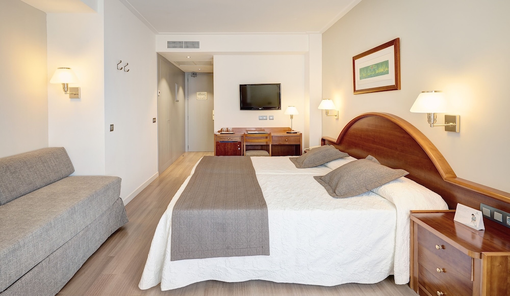 Hipotels Hipocampo Playa — Hotel rooms in Cala Millor, Balearic Islands