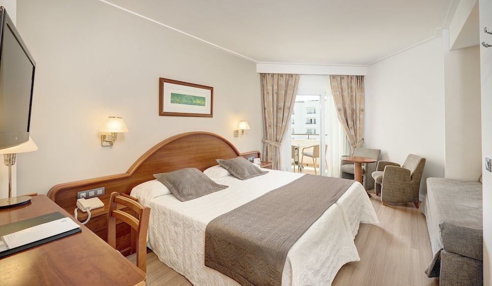 Hipotels Hipocampo Playa — Hotel rooms in Cala Millor, Balearic Islands