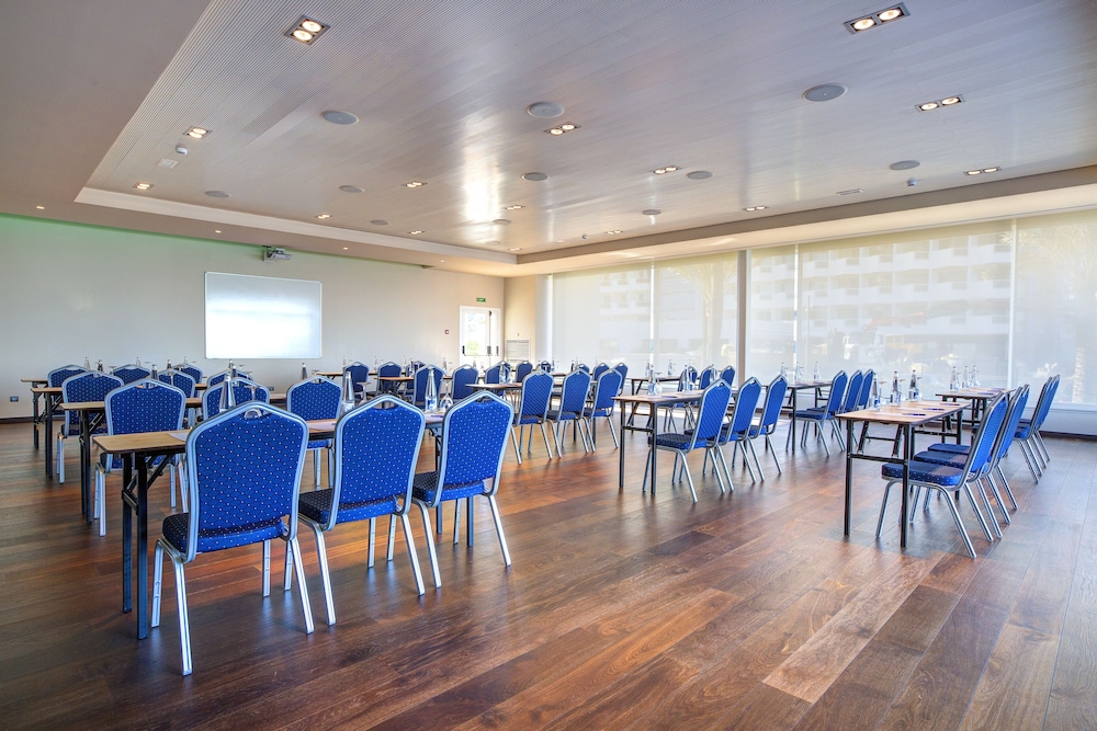 Hipotels Hipocampo Playa — Hotel building in Cala Millor, Balearic Islands