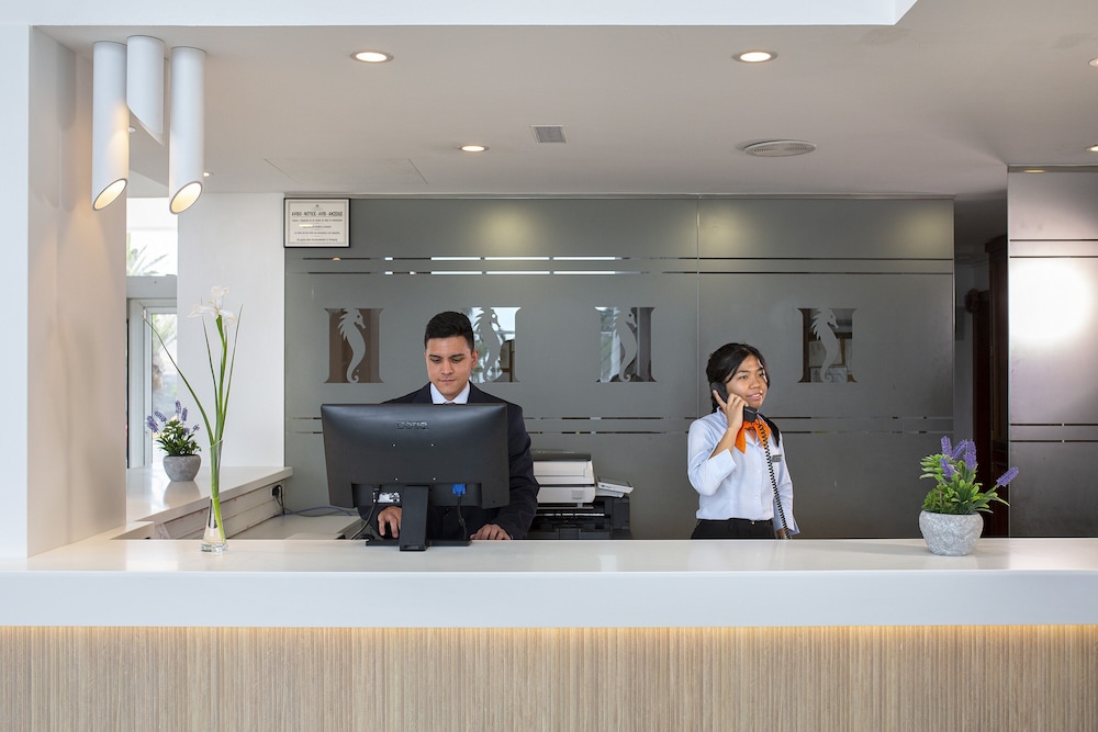 Hipotels La Geria — Hotel building in Puerto del Carmen, Canary Islands