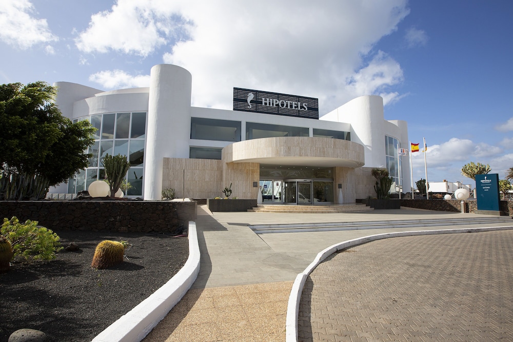 Hipotels La Geria — Hotel building in Puerto del Carmen, Canary Islands