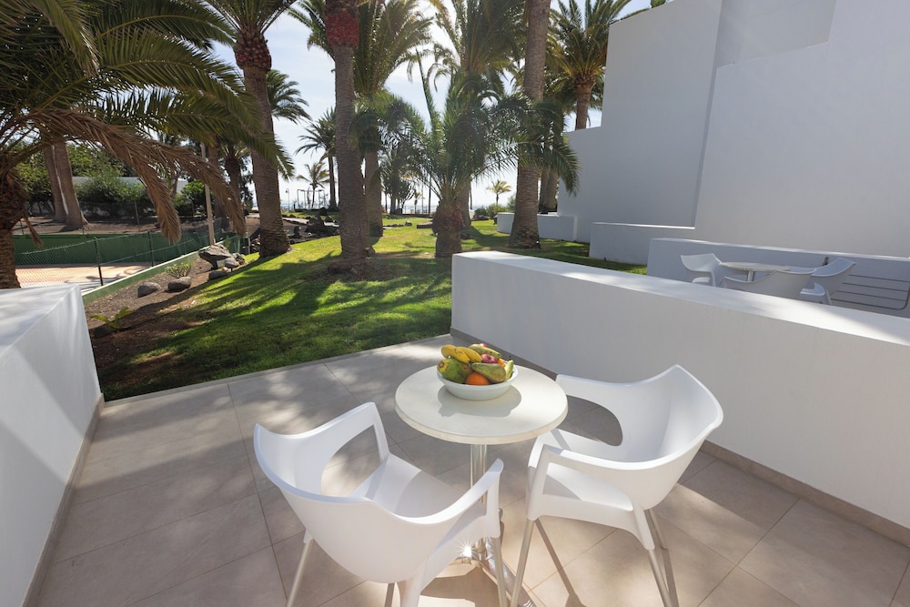 Hipotels La Geria — Hotel building in Puerto del Carmen, Canary Islands