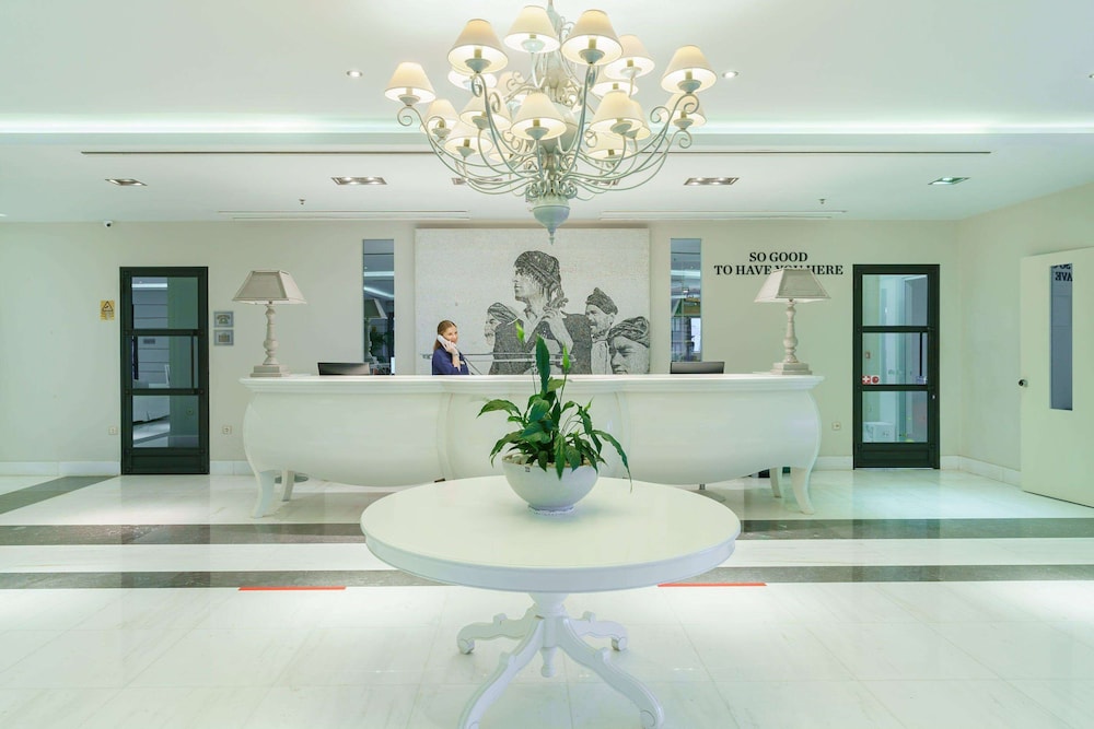 Aegean Pearl — Hotel building in Rethymnon
