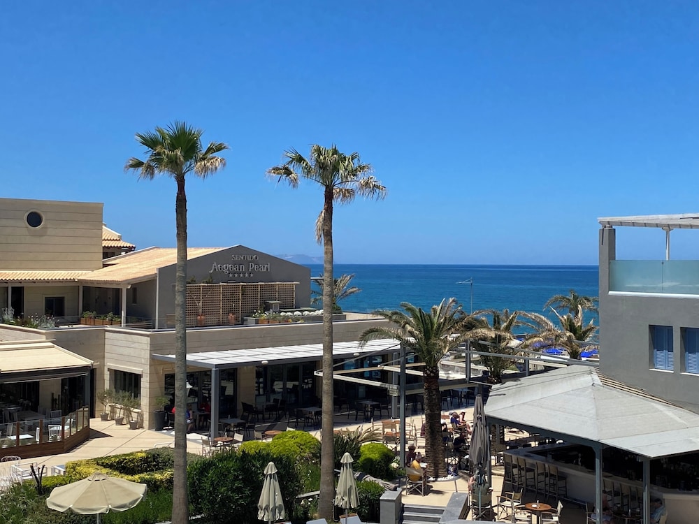 Aegean Pearl — Hotel building in Rethymnon