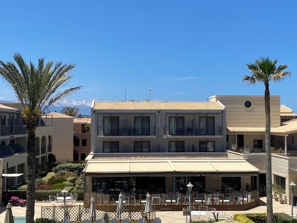 Aegean Pearl — Hotel building in Rethymnon