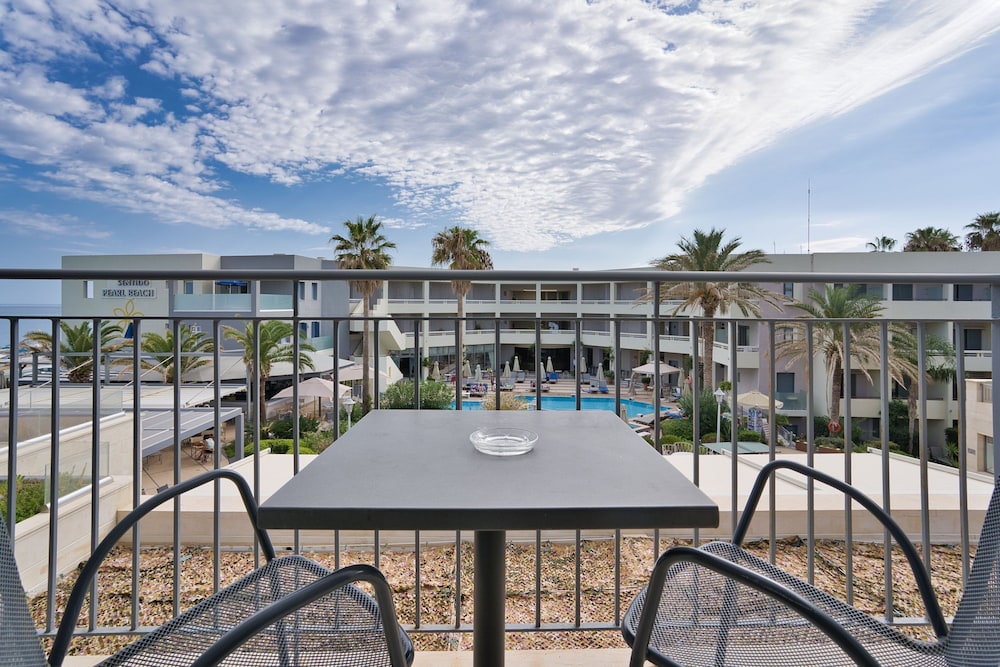 Aegean Pearl — Swimming pool in Rethymnon