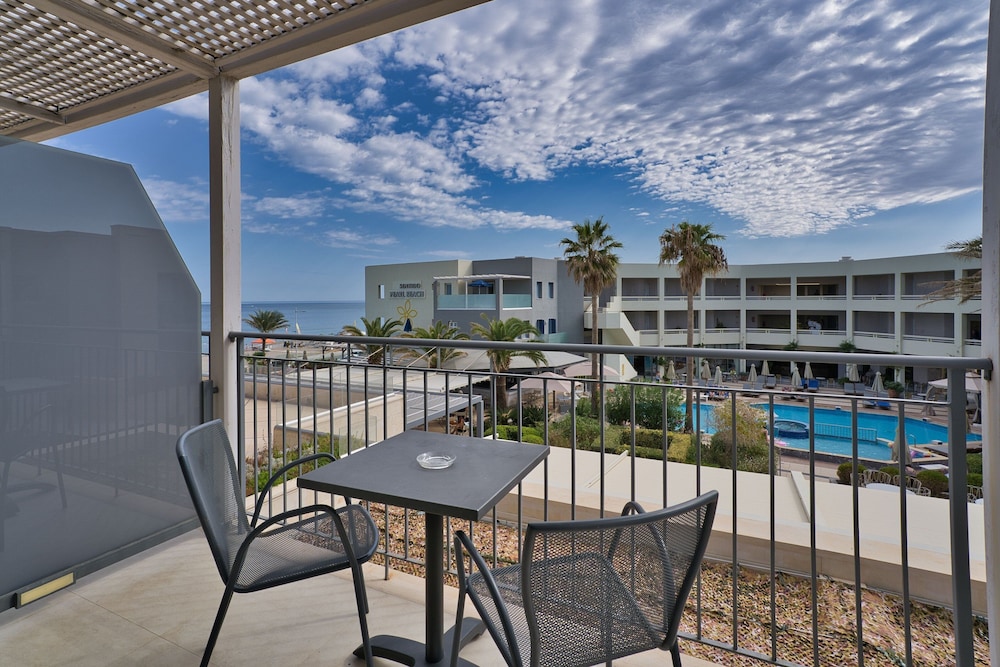 Aegean Pearl — Hotel building in Rethymnon