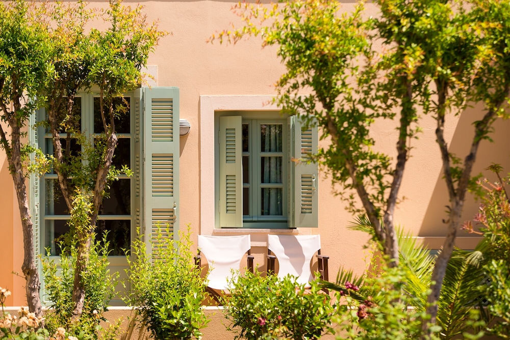 Kalimera Kriti Hotel & Village Resort — Hotel building in Sissi