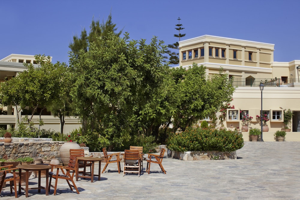 Kalimera Kriti Hotel & Village Resort — Hotel building in Sissi