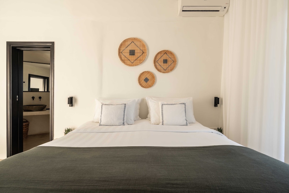 Rocabella Santorini Hotel & SPA — Hotel rooms in Imerovigli, South Aegean