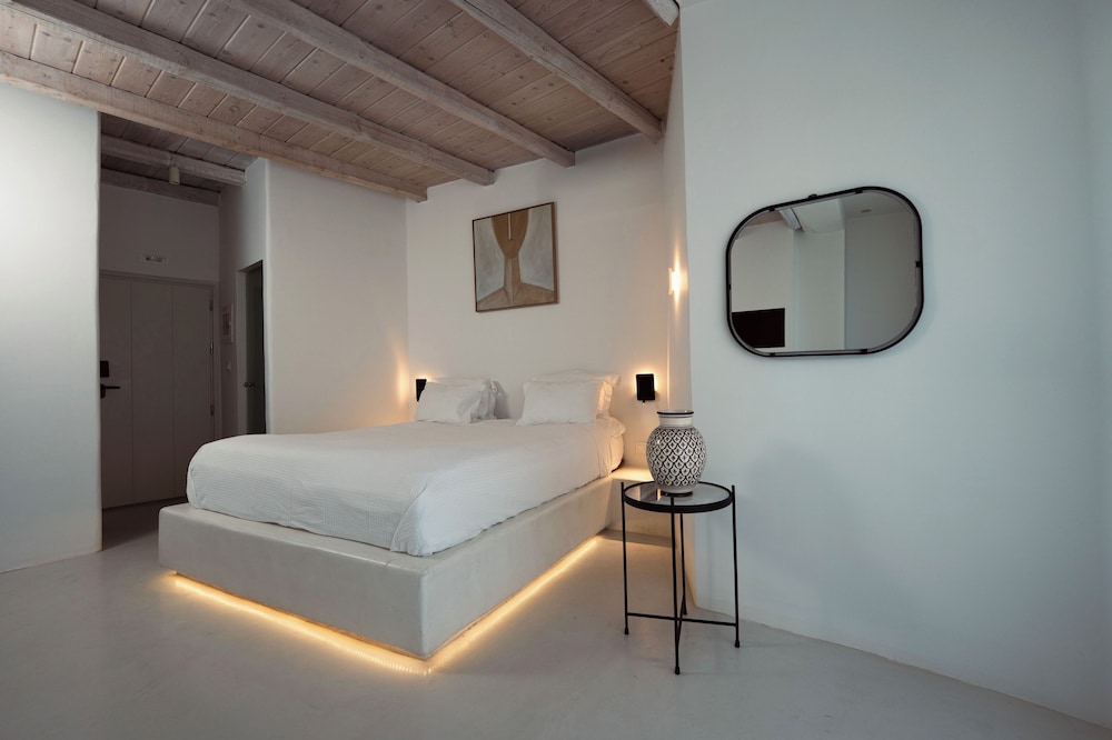 Rocabella Santorini Hotel & SPA — Hotel rooms in Imerovigli, South Aegean