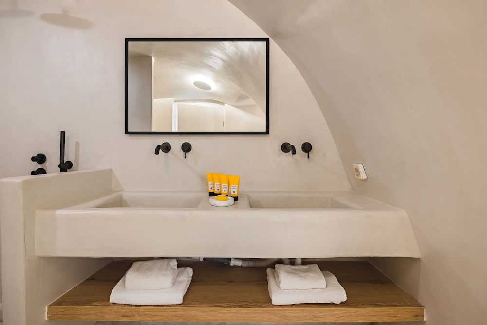 Rocabella Santorini Hotel & SPA — Hotel rooms in Imerovigli, South Aegean