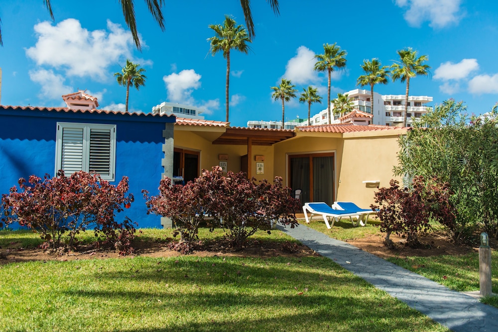 HL Miraflor Suites — Hotel building in Playa del Ingles, Canary Islands