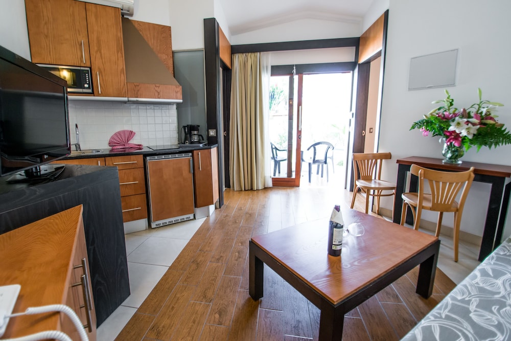 HL Miraflor Suites — Hotel rooms in Playa del Ingles, Canary Islands