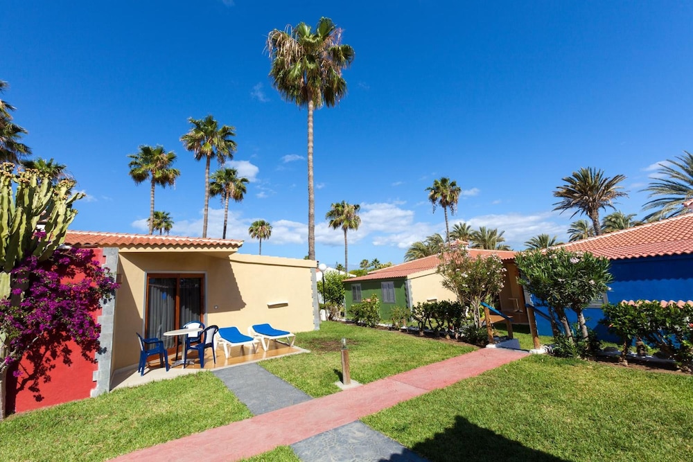 HL Miraflor Suites — Hotel building in Playa del Ingles, Canary Islands