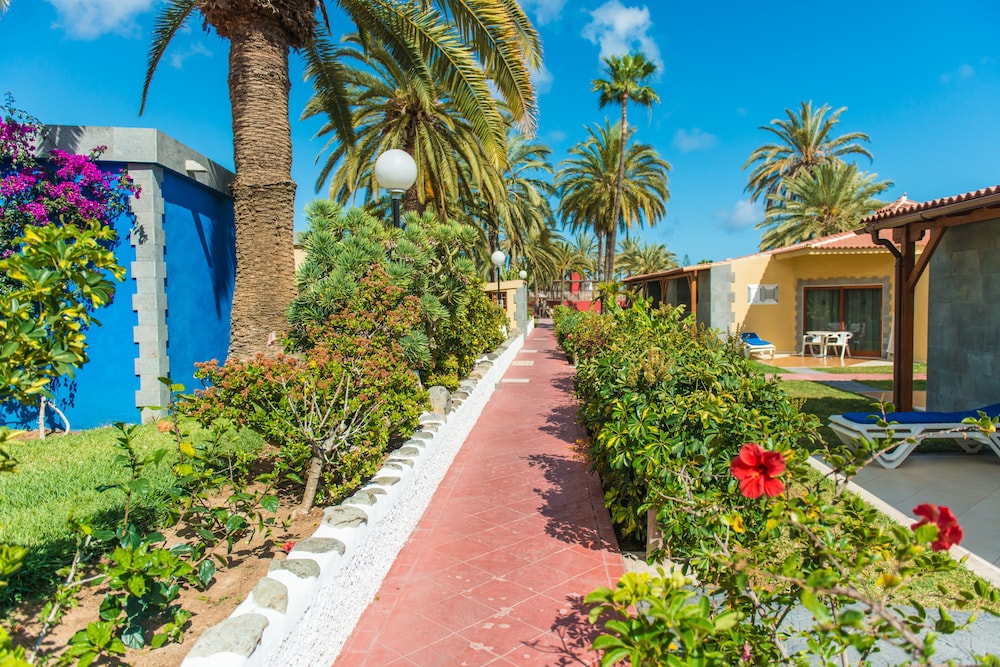 HL Miraflor Suites — Hotel building in Playa del Ingles, Canary Islands