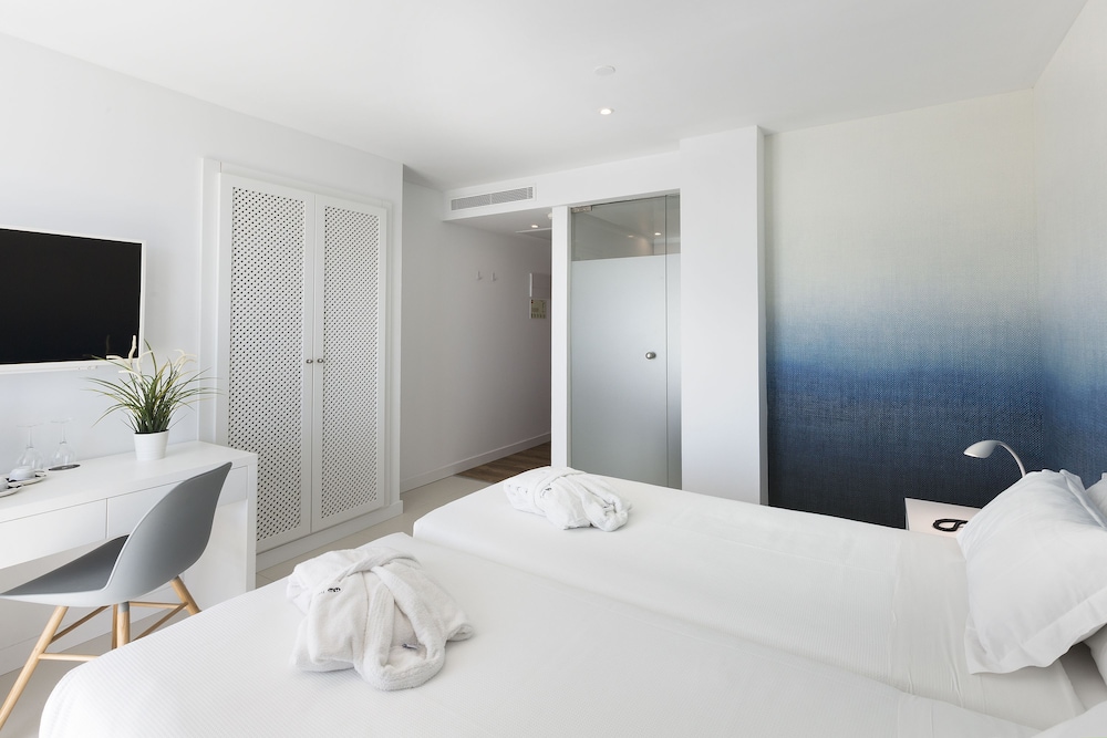 HM Tropical Hotel — Hotel rooms in Playa de Palma, Balearic Islands