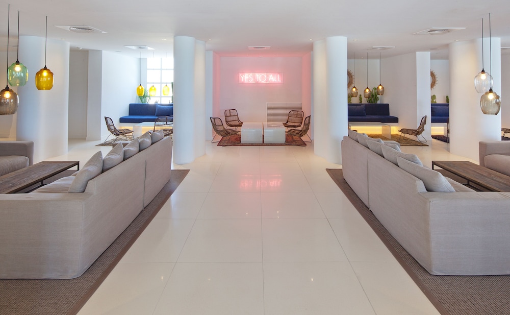 HM Tropical Hotel — Hotel building in Playa de Palma, Balearic Islands