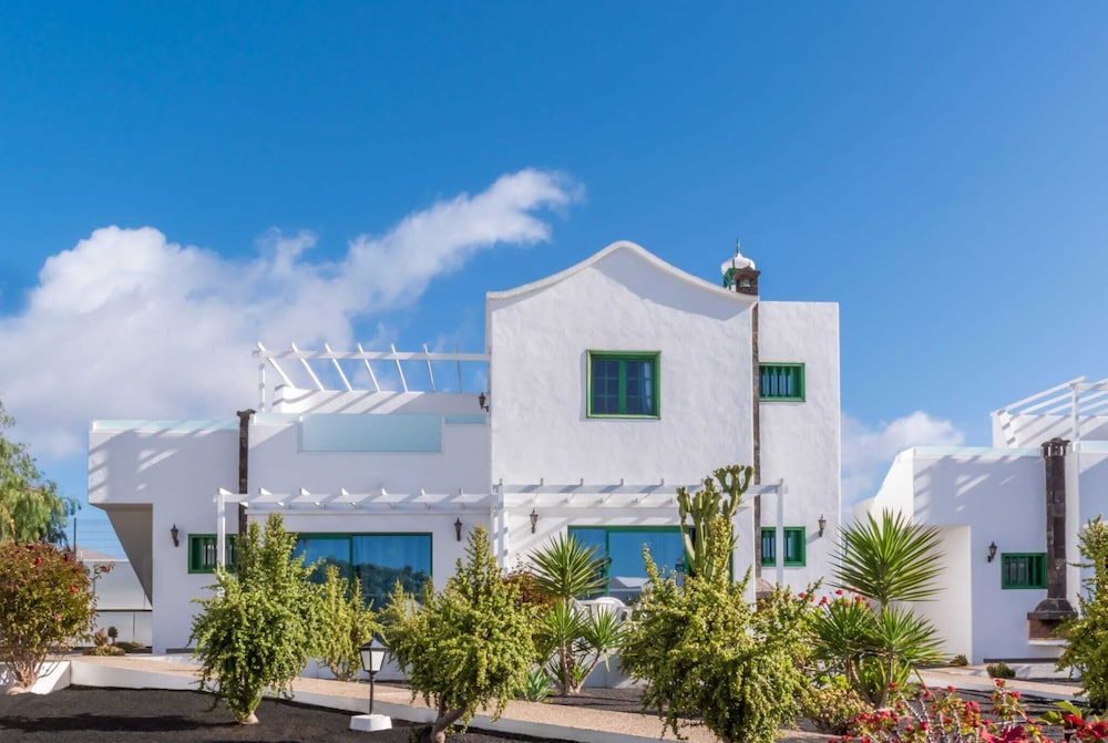 Hyde Park Lane — Hotel building in Puerto del Carmen, Canary Islands